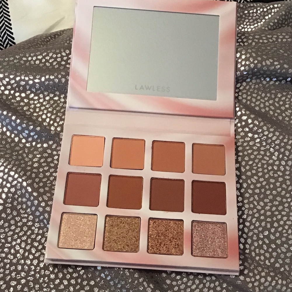 LAWLESS Dreamy Daisy eyeshadow palette NIB